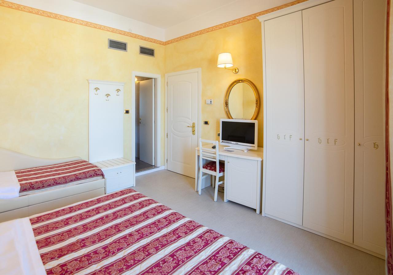 Hotel Executive La Fiorita Римини Екстериор снимка